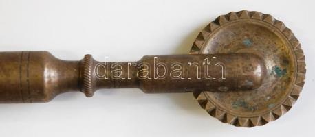 3db régi háztartási eszköz: réz tésztavágó, hajsütővas, fa virágos nyomdaforma