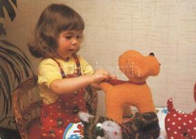 23 db modern, gyermekeket ábrázoló motívumlap, főként használatlanok