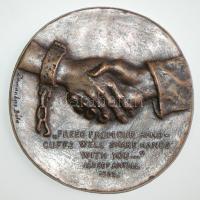 Domonkos Béla (1934-): Antall József 1989 idézete angolul "Freed from our handscuffs well shake hands with you", bronz, d:12 cm, dísz dobozban