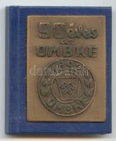 Minikönyv: Tóth Pál: 90 éves az OMBKE. Miskolc 1982. Mini plakett a könyv elején