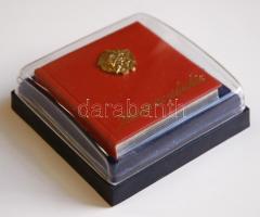 Minikönyv: Híven az eskühöz. Budapest 1981. 25 éves a Munkásőrség. Sorszámozott, bőr kötésben, dísz ...