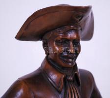 CN jelzéssel: Kapitány a kincses ládával. Bronzírózott fém, m:38 cm, s:4,9 kg