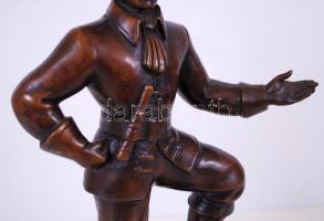 CN jelzéssel: Kapitány a kincses ládával. Bronzírózott fém, m:38 cm, s:4,9 kg