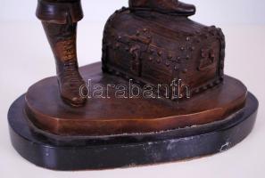 CN jelzéssel: Kapitány a kincses ládával. Bronzírózott fém, m:38 cm, s:4,9 kg