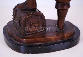 CN jelzéssel: Kapitány a kincses ládával. Bronzírózott fém, m:38 cm, s:4,9 kg