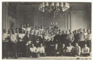 1914 A KEAC (Kolozsvári Egyetemi Atlétikai Club) országos vívóversenyének résztvevői,köztük: Dr. Szabó Dénes, a KEAC elnöke, Berty László olimpiai bajnok vívó, és Dunay Bertalan, a kardvívás győztese, 9x14cm