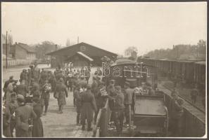 cca 1940 II. világháborús katonák indulnak a frontra. Kredatus Károly felvétele. 12x17cm