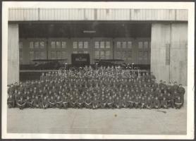 cca 1940 M. kir. légierő repülős század a hangár előtt, 13x18,5cm