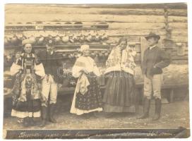 cca 1900 Torockói jegyespár, fiatal lány és idős pár népviseletben