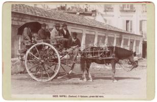 cca 1900 Nápolyi taligások, keményhátú fotó /  Neapolitan men on carriage, 11x16,5cm