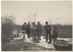 cca 1930 "Pihenő a pákozdi halászkunyhó mellett", fakutyázók, 12,5x17,2cm