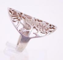 Áttört növényi díszítésű szecessziós ezüst (Ag) gyűrű / 
Pierced silver ring with floral ornaments, ...