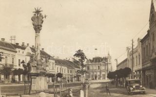 Tapolca Szentháromság tér, Vargha Gyula Szent György drogériája, cukrászda, kalapüzlet, Sphinx benzintöltő állomás, Rosemberg Józsefnek, Mayer Károlynak, Wolf Sándor és fiának, valamint Sábecz Lajosnak a kereskedése, gyógyszertár, automobil