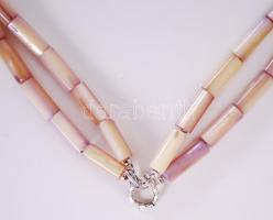 Régi, négysoros gyöngyház nyaklánc ezüst szerelékkel, hozzá tartozó fülbevaló párral / 
Antique 4 li...