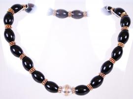 Ónix nyaklánc aranyozott ezüst (Ag) elemekkel, mágneses zárral /  Onyx necklace with gold plated silver parts and magnetic clasp, 40cm