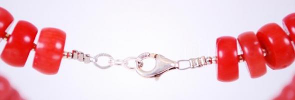 Nemeskorall nyaklánc ezüst (Ag) szerelékkel / 
Red coral necklace with silver accessories, 43cm