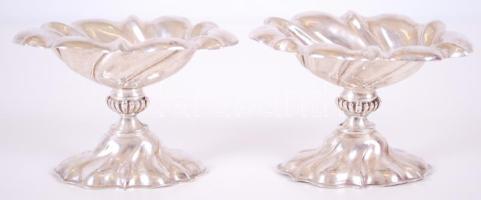 cca 1800-1850 Antik ezüst (Ag) fűszertartó pár 13 latos kolozsvári jelzéssel és mesterjeggyel (az egyiken apró sérülés) /  A pair of antique silver salts with 13 loth fineness Cluj hallmark and maker's mark (one with minor fault), 6x10cm, 63,4+61,2gr