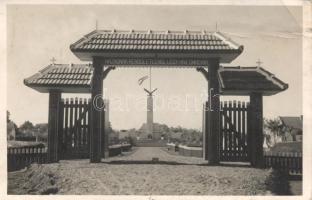 Bajmok, székely gate with country flag, quote from Szózat, patriotic propaganda (fa)