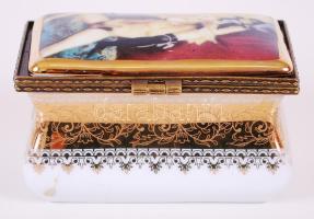 Porcelán szelence réz berakással, erotikus jelenettel, matricás, jelzett, hibátlan, m:4,5 cm, 8×5 cm