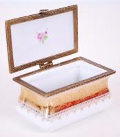 Porcelán szelence réz berakással, erotikus jelenettel, matricás, jelzett, hibátlan, m:4,5 cm, 8×5 cm