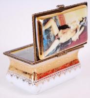 Porcelán szelence réz berakással, erotikus jelenettel, matricás, jelzett, hibátlan, m:4,5 cm, 8×5 cm