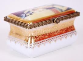 Porcelán szelence réz berakással, erotikus jelenettel, matricás, jelzett, hibátlan, m:4,5 cm, 8×5 cm