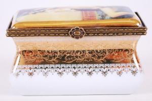 Porcelán szelence réz berakással, erotikus jelenettel, matricás, jelzett, hibátlan, m:4,5 cm, 8×5 cm