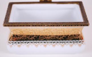 Porcelán szelence réz berakással, erotikus jelenettel, matricás, jelzett, hibátlan, m:4,5 cm, 8×5 cm