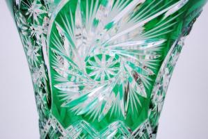 Nagy kristály urán-zöld váza, többrétegű, csiszolt, metszett, hámozott, hibátlan, m:30 cm, d:20 cm