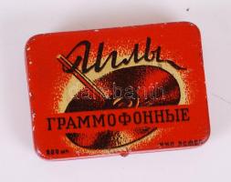 Egy doboznyi szovjet gramofontű a magyar forgalmazó reklámcédulájával / 
A box of Soviet gramophone ...