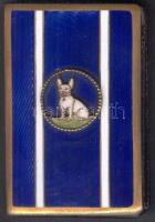 1929 Tárcanaptár egészbőr kötésben az elülső kötéstáblán mopszot ábrázoló, hibátlan zománcozott plakettel, aranyozott lapszélekkel, izraelita naptárral, az előzéklapon az eredeti tulajdonos feljegyzésével