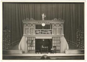 cca 1930 Vajda M. Pál: 5 db színházi díszletfotó, hátoldalt a darab címekkel 13x18 cm