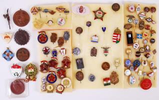 Közel 100db-ból álló tartalmas jelvény, kitűző emlékérem tétel, benne ~40db sport témájú, főleg zománcozott darabok, MHK zománcozott jelvények, közlekedéssel és militáriával kapcsolatosak is. T:1,2
