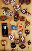 Közel 100db-ból álló tartalmas jelvény, kitűző emlékérem tétel, benne ~40db sport témájú, főleg zomá...