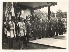 cca 1940 Horthy Miklós vitézeket avat a Margitszigeten, koronaőrökkel fotó kis sérülésekkel Szántó fotó / Admiral Horthy on Vitéz-awarding ceremony with officers and Crown-guards photo (small faults) 23x17 cm