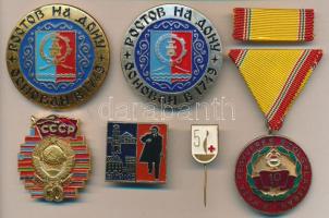 5db különféle jelvény szovjet darabokkal + A Haza Fegyveres Szolgálatában 10 év kitüntetés dísztokban T:1,2