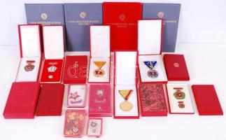 Vegyes átnézetlen szocialista tétel kitüntetésekkel, adományozói okiratokkal, dísztokban T:vegyes