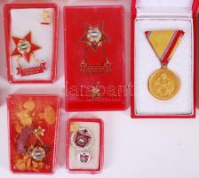 Vegyes átnézetlen szocialista tétel kitüntetésekkel, adományozói okiratokkal, dísztokban T:vegyes