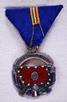 Vegyes átnézetlen szocialista tétel kitüntetésekkel, adományozói okiratokkal, dísztokban T:vegyes