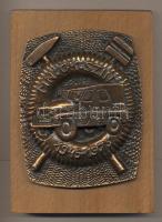 1975. "Magyar Néphadsereg Gépkocsiszín - 1945-1975" Br plakett fa talapzaton T:2