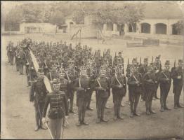 cca 1910 A 6. honvéd gyalogezred díszszázada Újvidéken, a parancsnok Szász Ágoston százados / cca 1910 Novi-Sad k.u.k. soldiers photo 27x17 cm