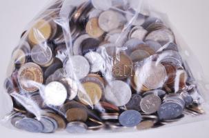Vegyes magyar és külföldi fémpénz tétel 2Kg-os súlyban T:vegyes