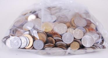 Vegyes magyar és külföldi fémpénz tétel 2Kg-os súlyban T:vegyes