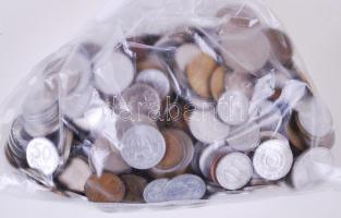 Vegyes magyar és külföldi fémpénz tétel 1Kg-os súlyban T:vegyes