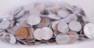 Vegyes magyar és külföldi fémpénz tétel 1Kg-os súlyban T:vegyes