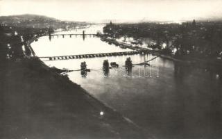 Budapest a lebombázott Erzsébet híd újjáépítése, ideiglenes híd, fotó (non pc)