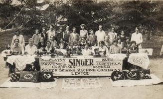 Léva Singer sewing course, group photo (fl)