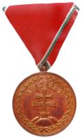 1939. "Magyar Bronz Érdemérem hadiszalagon" aranyozott bronz kitüntetés fémjellel mellszalagon T:2 Hungary 1939. "Hungarian Bronze Medal of Merit on wartime ribbon / SI DEUS PRONOBIS QUIS CONTRA NOS MCMXXII" gold plated bronze decoration with hallmark C:XF