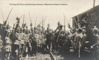 Budapest, a későbbi IV. Károly a császár üdvözletét tolmácsolja magyar katonáknak / Erzherzog Karl Franz Josef with cheerful soldiers