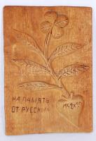 1942 faragott fa képeslap, tábori főpostahivatal pecsétjével, 10×15 cm